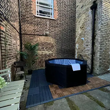 Camden Coach House By Livestay Short Lets & Serviced With Terrace Retreat & Parking London
