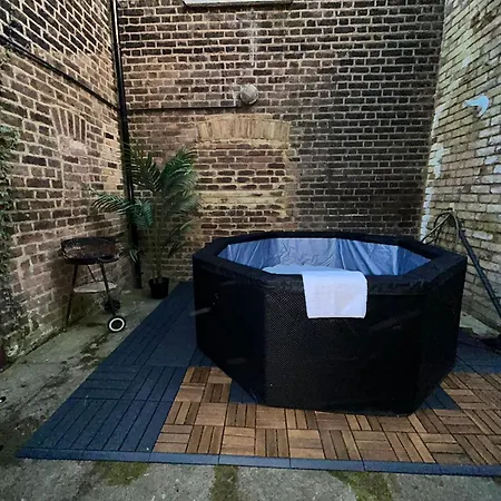 Holiday home Camden Coach House By Livestay Short Lets & Serviced With Terrace Retreat & Parking