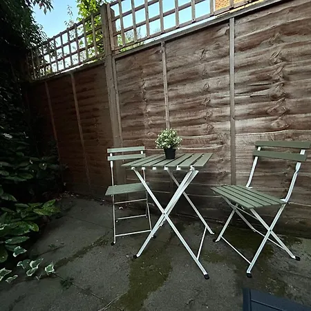 Camden Coach House By Livestay Short Lets & Serviced With Terrace Retreat & Parking *