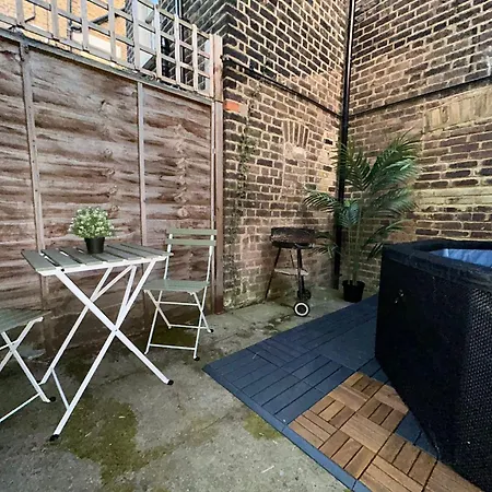 Holiday home Camden Coach House By Livestay Short Lets & Serviced With Terrace Retreat & Parking *