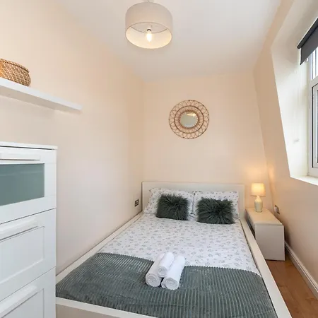 Lovely 3 Bed In The City Of Apartment London