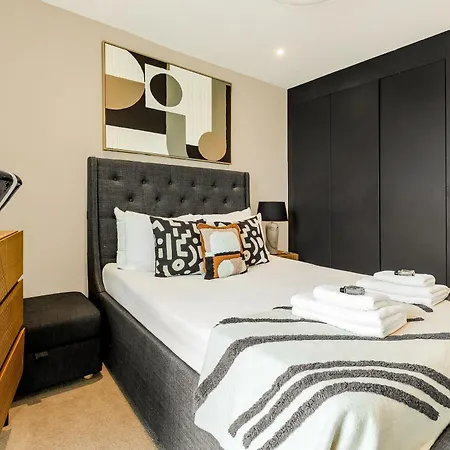 Upscale Riverfront 1br Flat, Prestigious Battersea Apartmán *