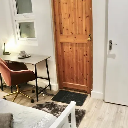 Apartment Picturesque - Own Entry - Professional Hendon