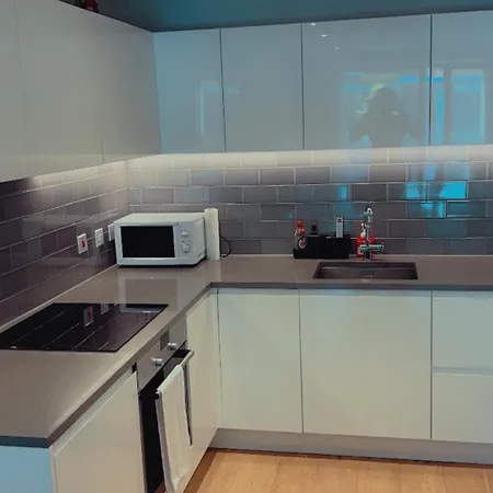 Luxe 2 Bedroom And Sofa Bed - Up To 6 Guests Apartment