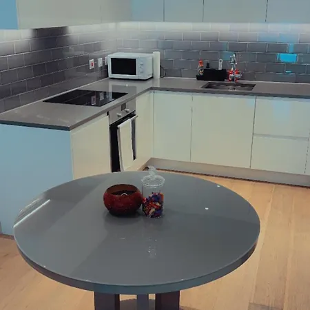 Luxe 2 Bedroom And Sofa Bed - Up To 6 Guests Apartment London