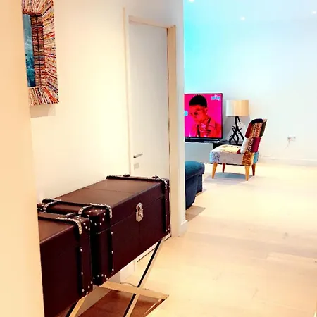 Apartment Luxe 2 Bedroom And Sofa Bed - Up To 6 Guests *