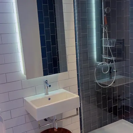 Apartment Luxe 2 Bedroom And Sofa Bed - Up To 6 Guests London