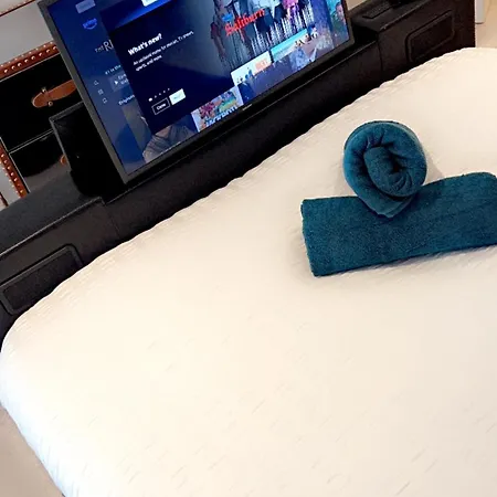 Luxe 2 Bedroom And Sofa Bed - Up To 6 Guests Apartment *