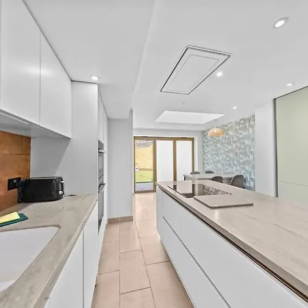 Charming Leytonstone 5 Bed - דירה *