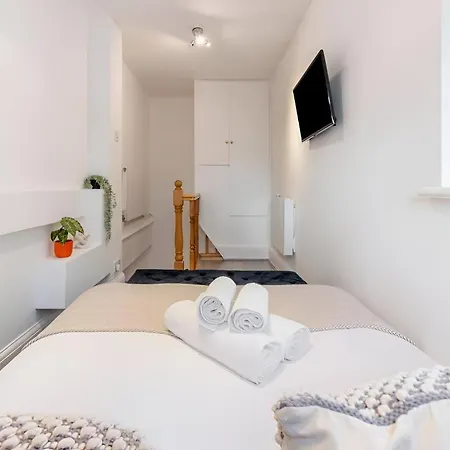 Sleek Loft Living Minimalist Urban Escape * London