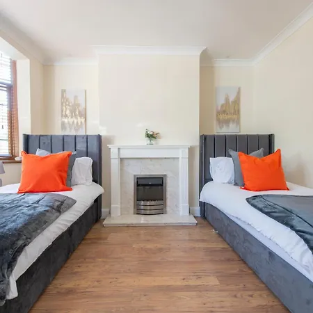Stunning 5 Bedroom House - Holiday home