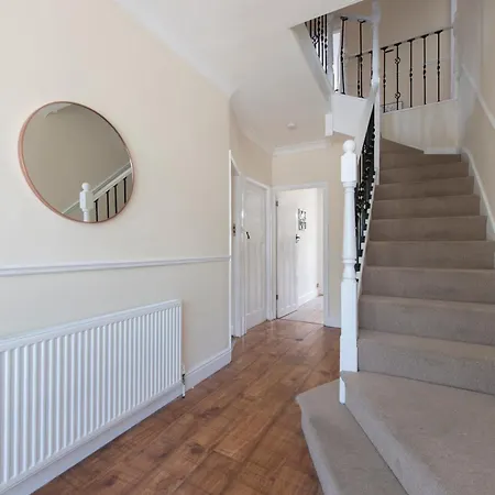 Stunning 5 Bedroom House - * Croydon