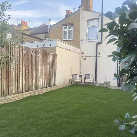 Entire 3 Bedroom With Garden In London * Edmonton
