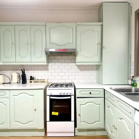 Apartment Entire 3 Bedroom With Garden In London *