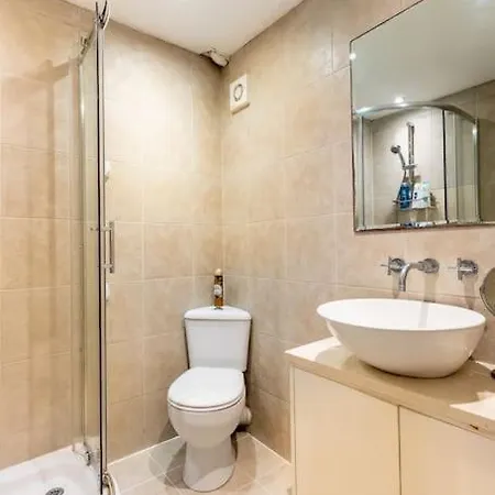 Lovely Garden 2bd Flat In *