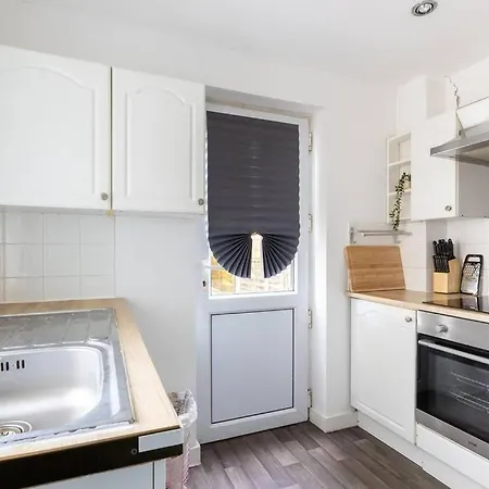 Lovely Garden 2bd Flat In Apartment *