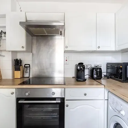 Lovely Garden 2bd Flat In London