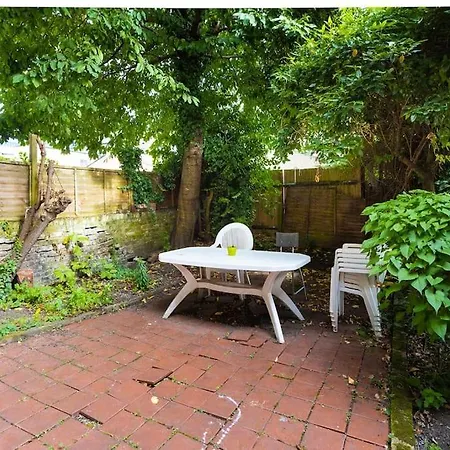 Lovely Garden 2bd Flat In Apartment