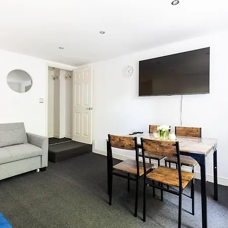 Lovely Garden 2bd Flat In London
