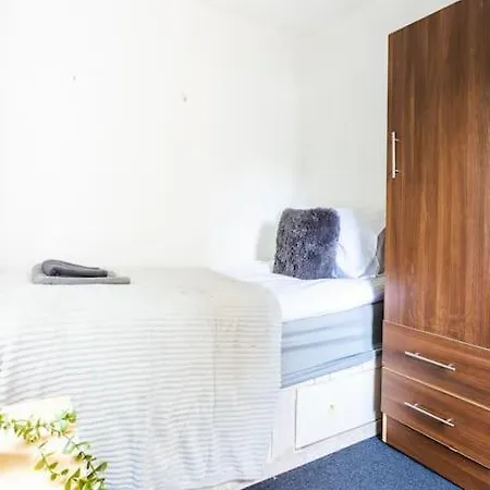 Lovely Garden 2bd Flat In Apartment *