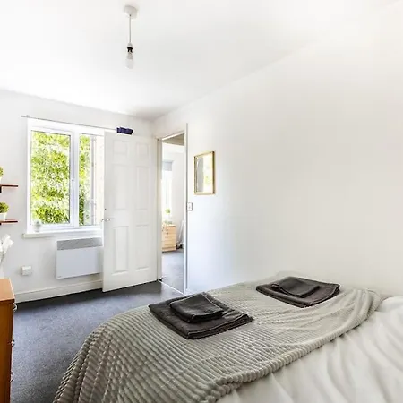 Lovely Garden 2bd Flat In London