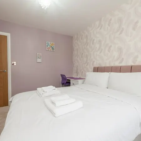 Pass The Keys 4 Bed House Parking 5 Mins Station