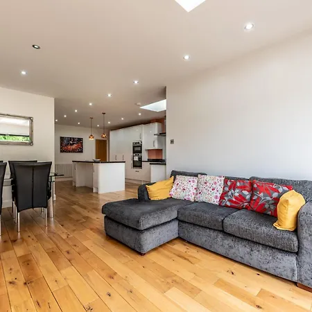Pass The Keys 4 Bed House Parking 5 Mins Station *