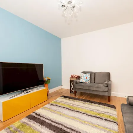 Pass The Keys 4 Bed House Parking 5 Mins Station *