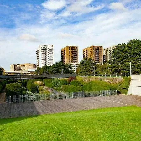 Apartment Deluxe Double Bed In Shared Near Canary Wharf, Airport & O2 Arena With Thames View