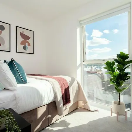 Deluxe Double Bed In Shared Near Canary Wharf, Airport & O2 Arena With Thames View * London