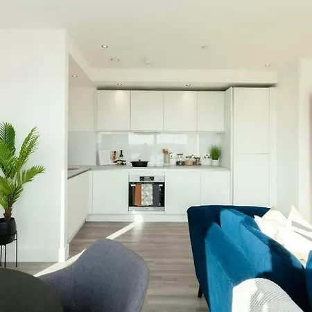 Apartment Deluxe Double Bed In Shared Near Canary Wharf, Airport & O2 Arena With Thames View *