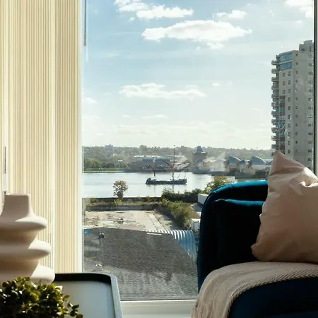 Apartment 1br Gem In Shared Near O2 Arena & Excel With Patio, Private Bath, Free Parking & Garden *