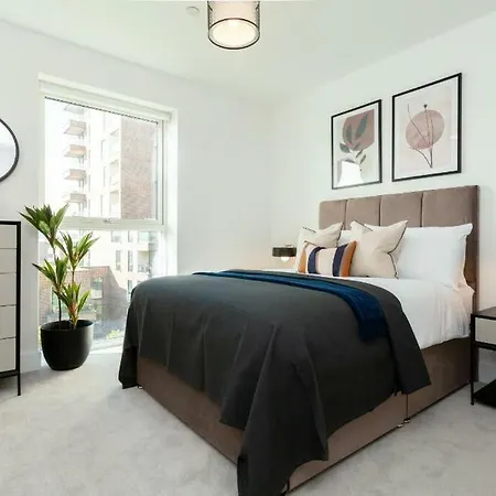 Apartment 1br Gem In Shared Near O2 Arena & Excel With Patio, Private Bath, Free Parking & Garden