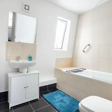 Bright N' Charming Air Conditioned Two Bed In Heart Of Londres