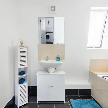 Bright N' Charming Air Conditioned Two Bed In Heart Of Londres
