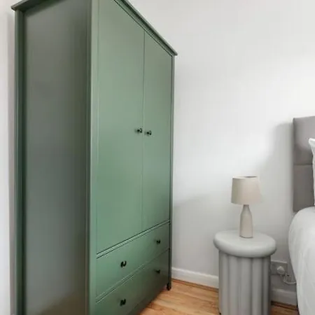 Bright N' Charming Air Conditioned Two Bed In Heart Of