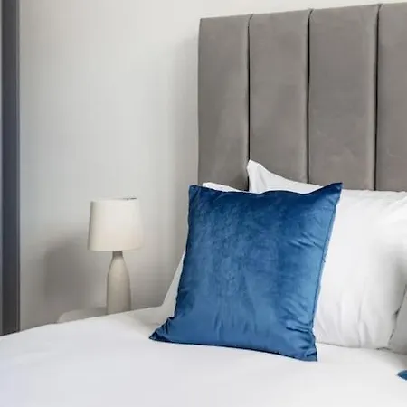 Bright N' Charming Air Conditioned Two Bed In Heart Of