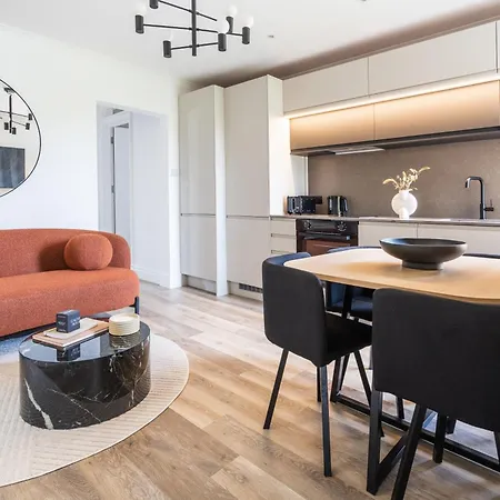Newly Designed, 2br Apt, 5min From Northwood London Tube Station, Nato Hq, Ideal For Wembley, Warner Studio, Contractors * Northwood (Greater London)