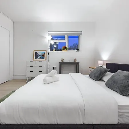 Near Kings Cross Sleep 12 Sp7 Apartment London