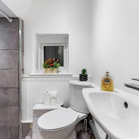 Near Kings Cross Sleep 12 Sp7 Apartment London