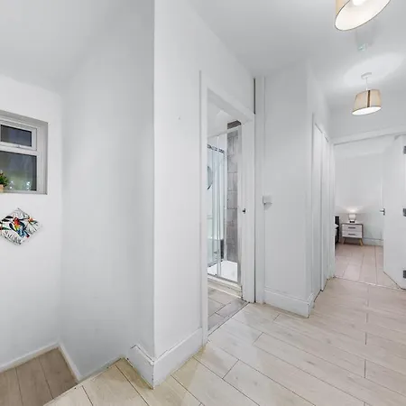 Near Kings Cross Sleep 12 Sp7 Apartment London