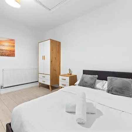 Near Kings Cross Sleep 12 Sp7 Apartment London
