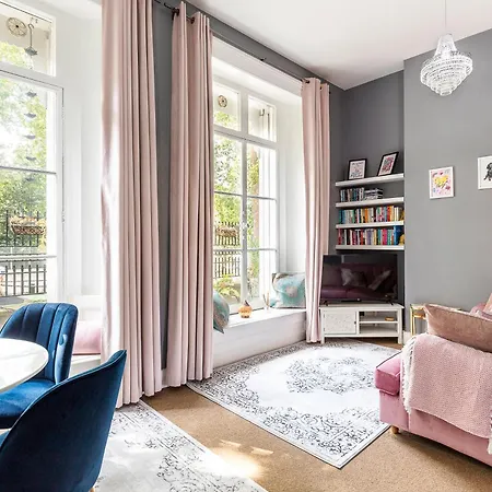 Chic 1 Bedroom Parkview Flat At Arundel Square *