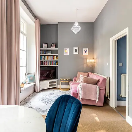 Chic 1 Bedroom Parkview Flat At Arundel Square *