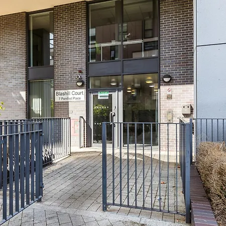 Canary Wharf Retreat With Scenic Balcony Views 伦敦