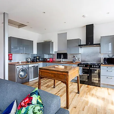 Contemporary Open Plan Penthouse Apartment London