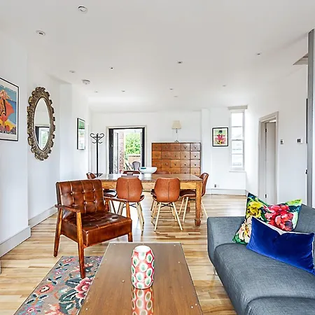 Contemporary Open Plan Penthouse Apartment *