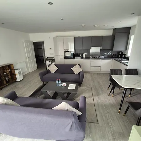 Luxury 2bedroom - 2bath - Prime Location - Patio