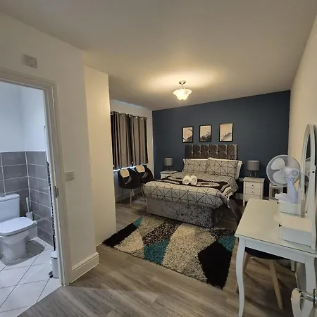 Apartment Luxury 2bedroom - 2bath - Prime Location - Patio Harrow on the Hill