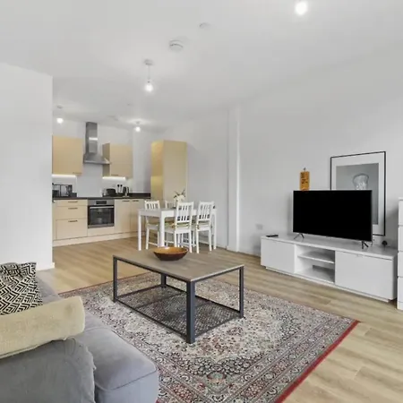 Centrally Located - Modern - 2bed - 2bath *